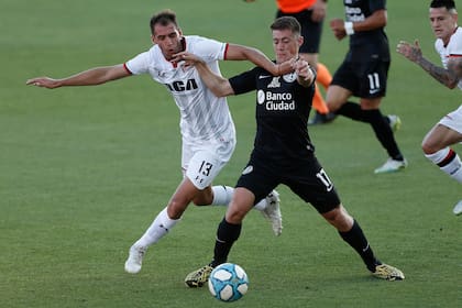 Nicolás Bazzana se quedó sin su compañero de zaga central cuando fue expulsado Mauricio Guzmán en el segundo período; Mariano Peralta Bauer obtuvo el 1-0 con una definición suave frente Mariano Andújar.