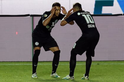 Romero por dos: Ángel y Oscar celebran con una coreografía; los hermanos paraguayos fueron lo mejor de San Lorenzo, la usina de su fútbol.