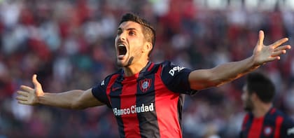 San Lorenzo-Huracán: el Ciclón gana el clásico con gol de Blandi y se afianza en lo más alto