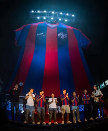 San Lorenzo presentó su nueva camiseta (Prensa Atomik)