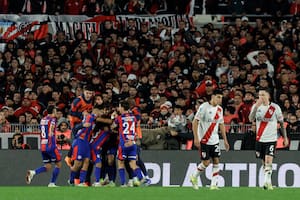 Con diez jugadores, San Lorenzo le gana de nuevo a River en el suplementario y los hinchas se enojan en el Monumental