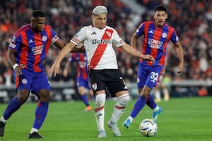 El equipo de Coudet busca desesperadamente el empate ante San Lorenzo, que resiste con diez jugadores en el Monumental