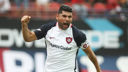 San Lorenzo venció a Sarmiento con un penal de Ortigoza y sigue dando pelea