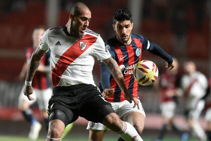 Maidana y Blandi luchan por la pelota