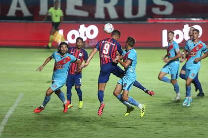 El cabezazo de Di Santo será el segundo gol del Ciclón