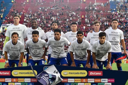 San Lorenzo y las camisetas de la polémica, con una postura en defensa de la AFA, mientras los hinchas cantaban contra Tapia (Photo by FACUNDO MORALES / AFP)