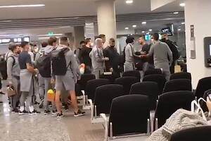 San Lorenzo, en crisis: insultos en la cancha y una discusión entre jugadores e hinchas en el aeropuerto