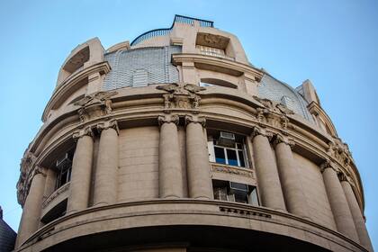 San Martín 201. Una diseñadora adquirió la cúpula del edificio situado en la esquina con Perón, antes utilizado como oficinas del Ferrocarril Central de Córdoba, para montar su estudio y una galería de arte.