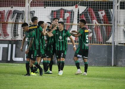 San Martín de San Juan, segundo en la zona A, goleó a Patronato por 3-0 en Paraná
