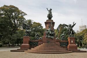 De San Martín y Belgrano a "Falucho" y Echeverría: los símbolos de los monumentos
