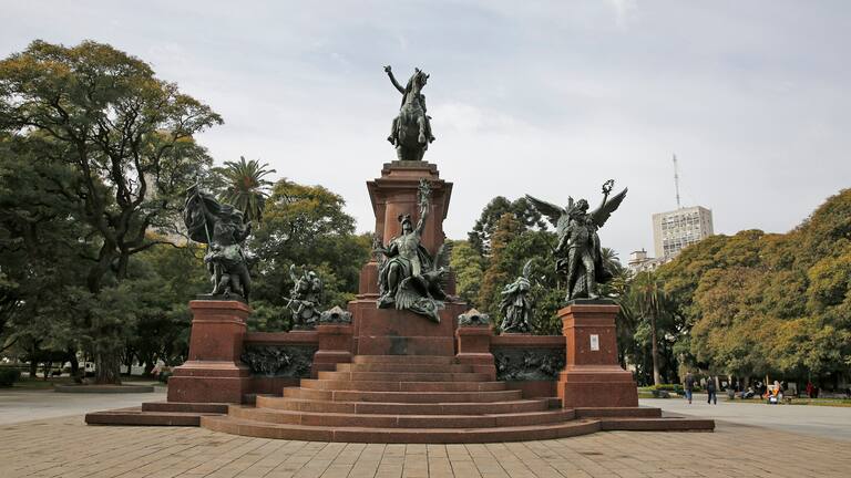 De San Martín y Belgrano a “Falucho” y Echeverría: los símbolos de los monumentos