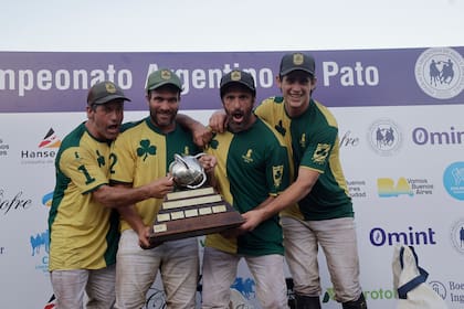 San Patricio, el campeón del Abierto Argentino de pato: Nicolás Taberna, Juan José Storni, Facundo Taberna y Tomás Healy sostienen el Pato de Plata.