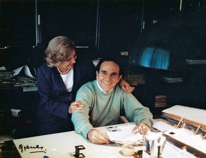 En los 80, junto a su hijo Eduardo Sánchez Junco, director de ¡HOLA!