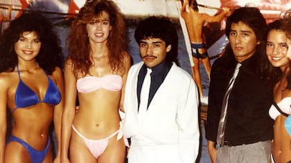 Sánchez, a la izquierda, con bikini azul