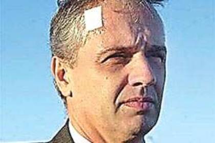 En 2002: así se fue el árbitro Ángel Sánchez de Calama, tras ser agredido y hospitalizado.