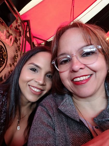 Sánchez (derecha) junto a su hija Vlaneli, melliza de Gabriela