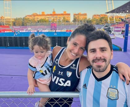 Sánchez Moccia, la capitana de las Leonas, junto a su pareja, Alejandro, y su hija Francesca