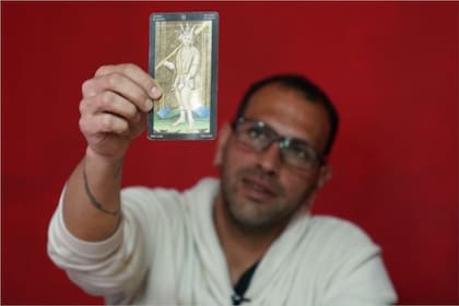 Sánchez Prette con las cartas de tarot, las cuales, según él, "nunca mienten"