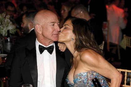 Sánchez y Bezos, juntos en un evento social
