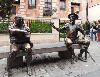 Sancho Panza y Don Quijote, figuras en bronce frente a la casa de Cervantes.