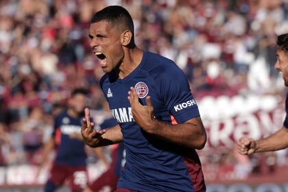 Sand celebra su gol, el segundo de Lanús.