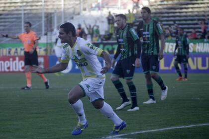 Sand festeja su gol, el segundo de Aldosivi