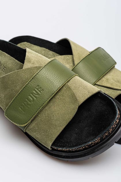 Sandalia Stevens en cuero graneado, de Prüne