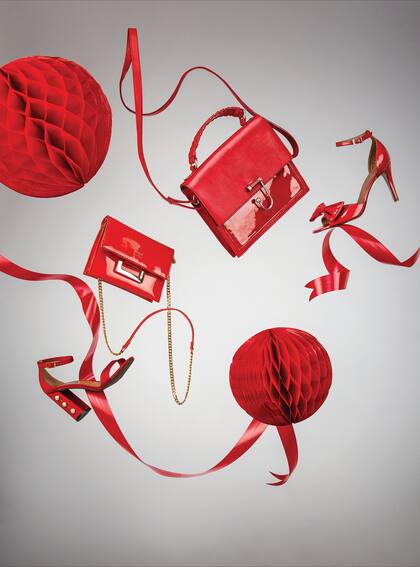 Sandalias con perlas en el taco (Via Uno). Minicartera de charol con cadena (Blaquè). Cartera armada de cuero (Uma). Sandalias de charol con moño (Paruolo).