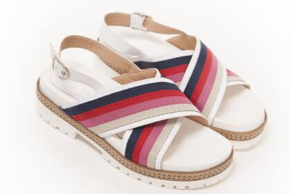 Sandalias con tiras de soga rayada (Lázaro, antes $3690 ahora $2583)