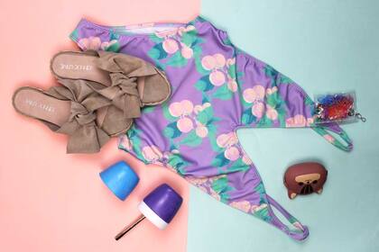 Sandalias $1350 de Bailo Donnet / Enteriza $990 de Loveafrica / Mate con funda by Milo $200 de Oliverta / Monedero $99 y Gomitas $35 de Todo Moda /