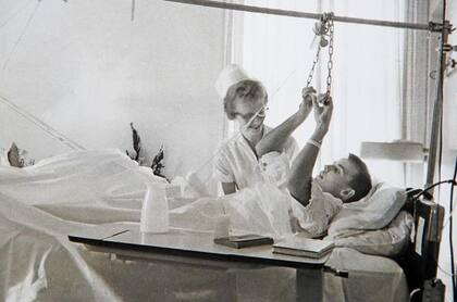 Sandison atendiendo a un paciente en la unidad de ortopedia cuando era estudiante en la Universidad de Minnesota