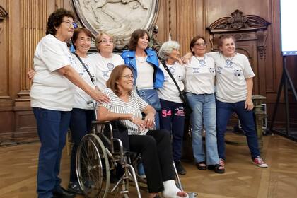Sandoval con algunas integrantes de la selección femenina en la Legislatura porteña