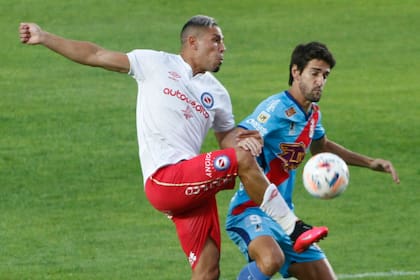 Sandoval y Albertengo, dos bunas figuras del partidazo que Argentinos le ganó por 3-2 a Arsenal en la Paternal.