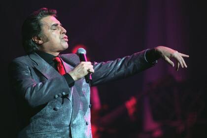 Sandro, en uno de sus shows en el teatro Gran Rex