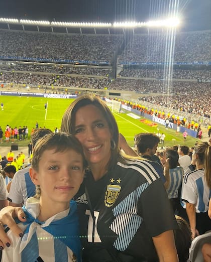 Sandra Borghi junto a Valentín en el Monumental durante el encuentro de la selección argentina contra Panamá
