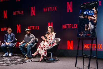 Sandra Bullock en la conferencia de prensa de Bird Box en San Pablo, junto al productor Dylan Clark y al actor Trevante Rhodes