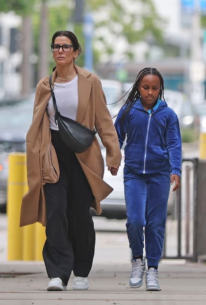 Sandra Bullock fue vista en Brentwood, haciendo compras junto a su hija Laila