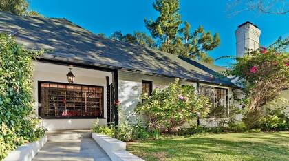 Sandra Bullock pagó 2.7 millones de dólares por una casa sobre las montañas, en Beverly Hills.