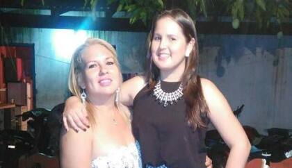 Sandra Cristina Meza, junto a su hija Evelin Benegas