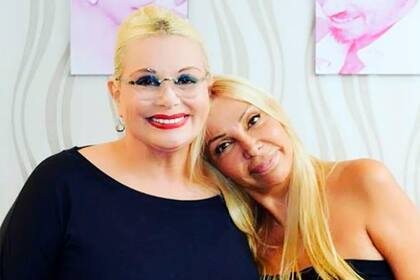 Sandra Domínguez junto a su amiga de toda la vida, Carmen Barbieri