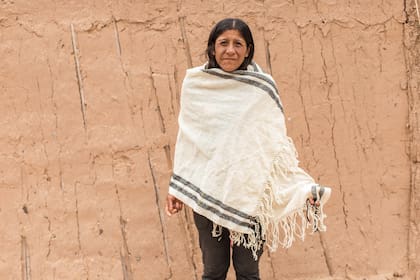 Sandra Guaymas teje ruanas, centros de mesa, bufandas y pies de cama.