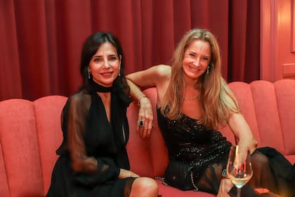 Sandra Hillar, creadora de la galería de arte Satsch, y Roxana Zarecki, con alhajas de su autoría.