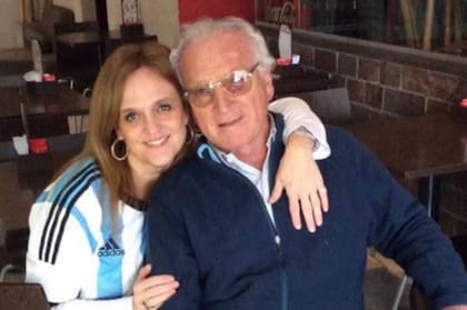 Sandra, junto a su padre, Federico, años atrás.