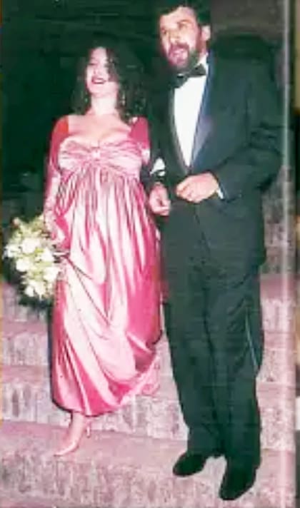 Sandra Macri, madre del novio y hermana de Mauricio Macri, celebró su fiesta de casamiento con Hugo Valladares en la quinta familiar, Los Abrojos, el 7 de marzo de 1992.
A modo de homenaje, Rodrigo y Emilia organizaron su boda el mismo día y en el mismo lugar