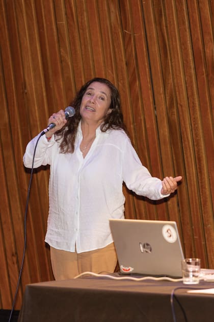 Sandra Mihanovich, a pedido del conductor de la ceremonia, Fernando Bravo, cantó a capella “Honrar la vida”, mientras Mónica, su mamá, le hacía los coros desde el estrado.