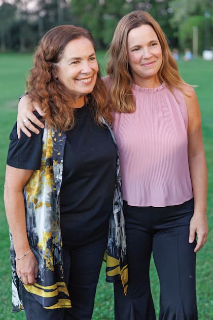 Sandra Mihanovich con su sobrina Sol, quien integra su banda desde hace más de veinte años. “Cantar con mi tía tiene otra dimensión. Me voy de gira con ella y tocamos en teatros enormes, recorremos países y eso me parece buenísimo, porque me permite conocer la música en todos los matices… Aprendo muchísimo, soy muy admiradora suya”, cuenta Sol