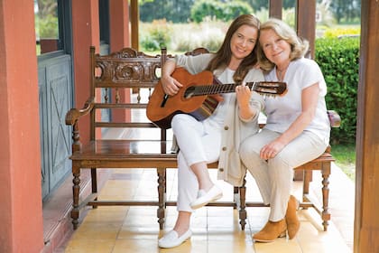 Sandra Mihanovich junto a su madre Mónica Mihanovich en San Pedro.