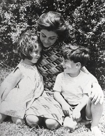 Mónica con sus hijos, Sandra e Iván (Vane), circa 1961.