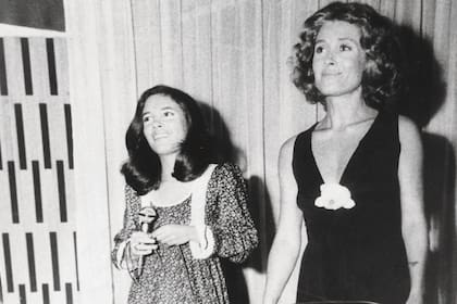 Acompañada por mamá, una Sandra adolescente (en los tempranos setenta) ya ensaya, micrófono en mano.