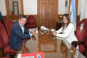 Una legisladora quedó a cargo de la Gobernación por un día y se sacó una foto polémica